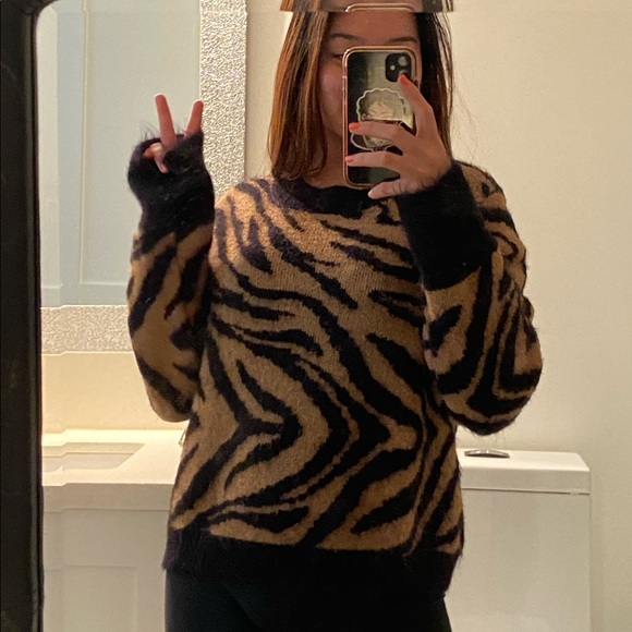 Fuzzy sweater - Picture 2 of 2